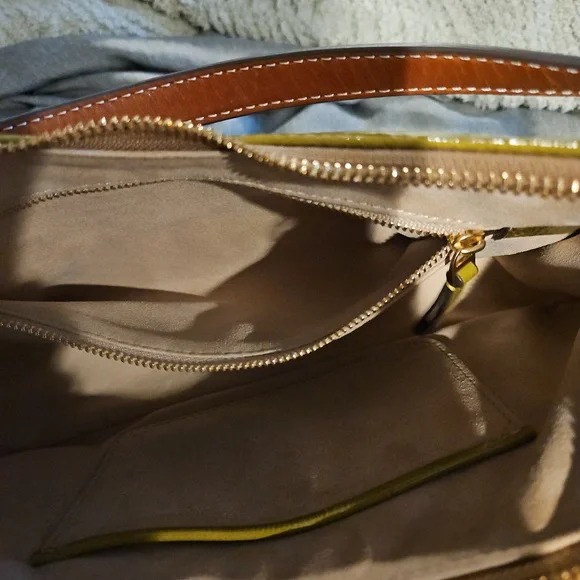 Tory Burch Mercer Patent Crescent Bag in 🍐 - Picture 8 of 10